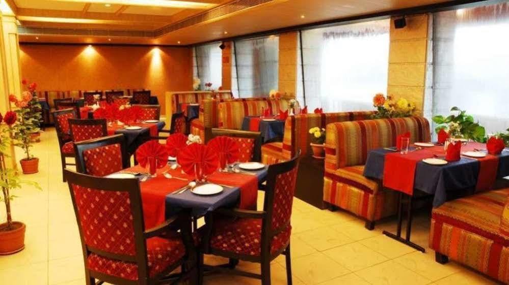 Vishwaratna Hotel Guwahati Exterior foto